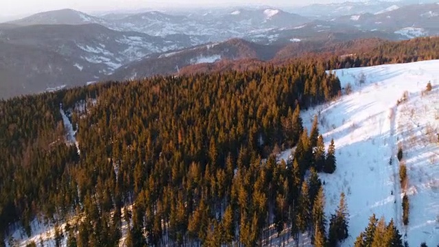 鸟瞰图在日落冬季山视频素材