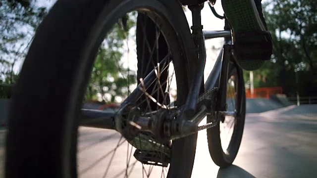 近距离拍摄的年轻人骑小轮车在极限公园和做特技视频下载