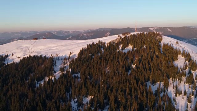鸟瞰图在日落冬季山视频素材