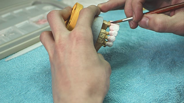 牙医准备人类下颌模型视频下载