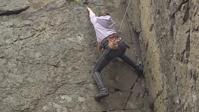 女孩攀岩者视频素材