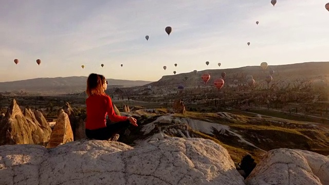 在卡帕多西亚，一个单身女子一边看热气球一边沉思视频下载