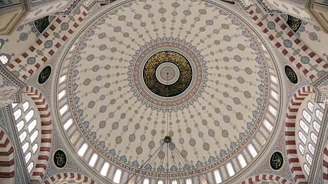 土耳其阿达纳萨班奇清真寺内的马赛克装饰视频下载