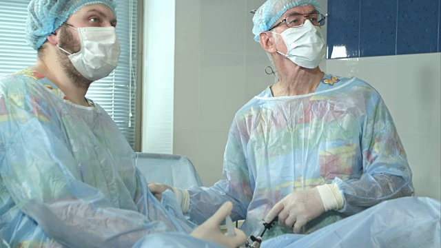 两名外科医生在医院做手术视频素材