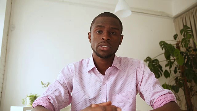 一名非洲男子在录制视频信息，并通过网络摄像头进行采访视频素材