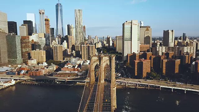 美国纽约布鲁克林大桥的鸟瞰图，通往曼哈顿区。迎风飘扬的美国国旗视频素材