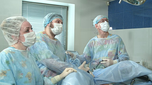 在医院的手术室里，一组医生在一起做手术视频素材