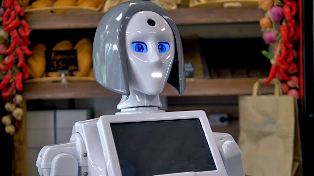 一个白色机器人在面包房工作。视频素材