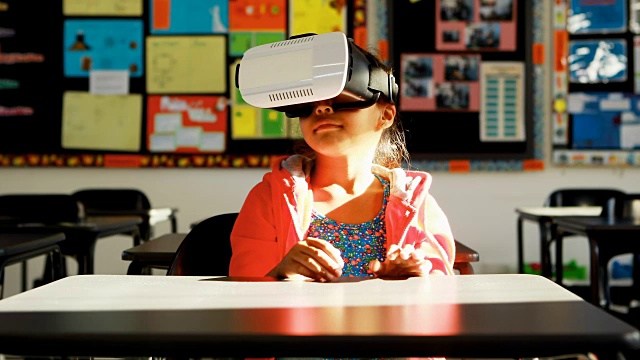 女生使用虚拟现实耳机在教室4k视频购买