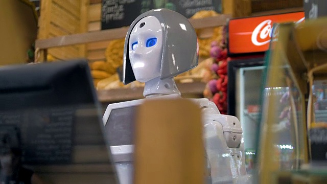 一个机器人帮助顾客购买面包。视频素材