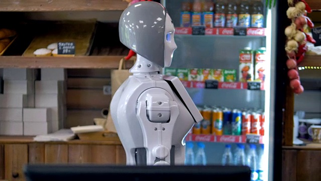 一个机器人在面包店柜台工作。视频素材