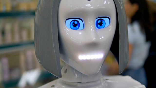 机器人与新顾客交谈。视频下载