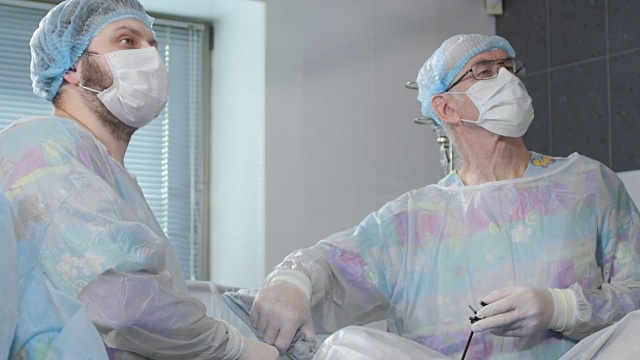 医疗队在明亮的现代化手术室里进行手术视频素材