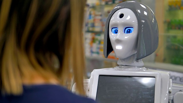一个机器人和一个女购物者说话。视频素材