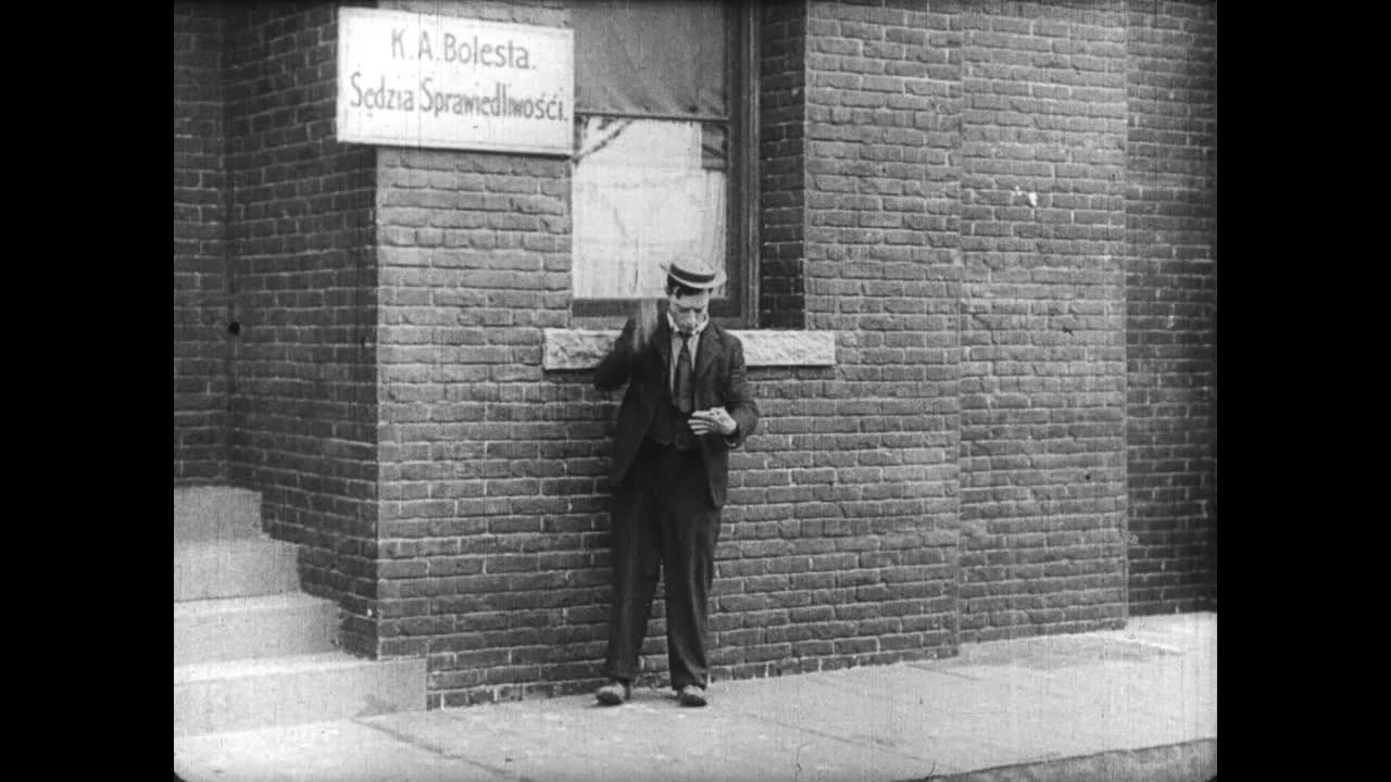 1922年，一名愤怒的男子向巴斯特·基顿扔瓶子，男子(巴斯特·基顿饰)躲开，没有打中巴斯特，打碎了一扇商店窗户视频下载