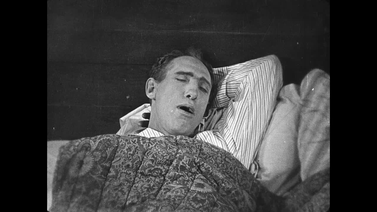 1922失意男子从打鼾的床伴那里偷耳机视频下载