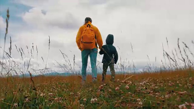 母亲和儿子一起在山里旅行视频素材