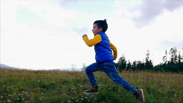 小男孩在喀尔巴阡山脉奔跑视频素材