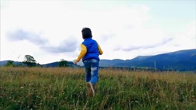 可爱的男孩在山上跑步，慢动作走视频素材