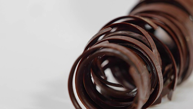 甜筒——甜点。巧克力管装饰，特写视频下载