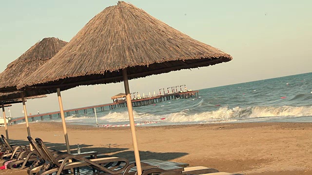 在有风的日子里，沙滩伞在海边视频下载