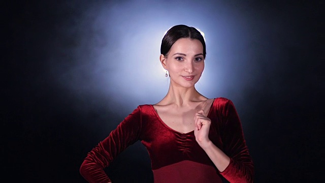 一位芭蕾舞女演员微笑着离开舞台。芭蕾舞演员肖像4K。视频素材