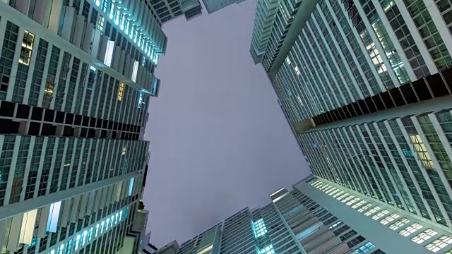 马来西亚公寓大楼在晚上的时间流逝放大。视频素材