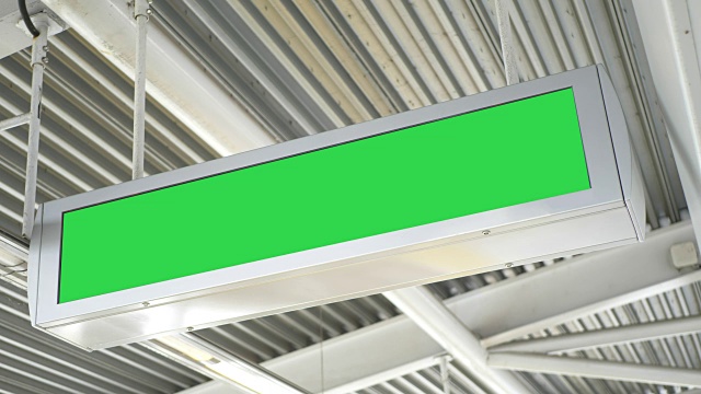 电子告示牌广告板空绿色屏幕火车站面板视频素材