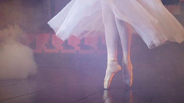 在雾气弥漫的房间里跳舞的芭蕾舞者的脚。视频下载