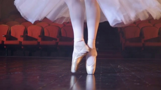 小芭蕾舞者的脚在缎子鞋跳舞。视频素材