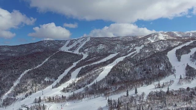 空中滑雪:山顶上的滑雪道视频素材