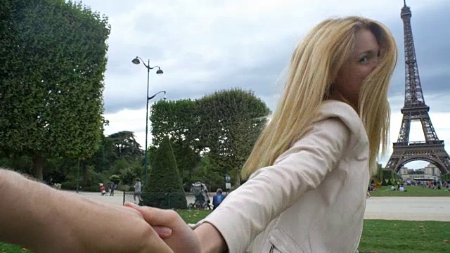 跟着我巴黎快乐女人带她的男朋友到埃菲尔铁塔视频素材