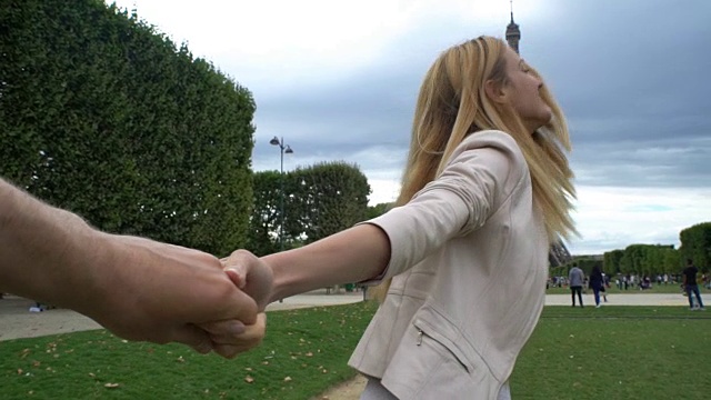 跟着我巴黎快乐女人带她的男朋友到埃菲尔铁塔视频素材