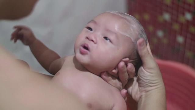 新生儿洗澡视频素材