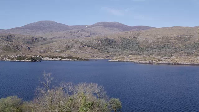 无人机飞过平静的湖泊山脉的航拍视频素材