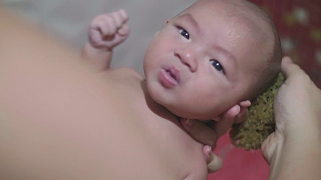 新生儿洗澡视频素材