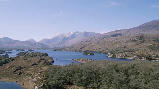 无人机拍摄的湖泊和山脉对天空视频素材