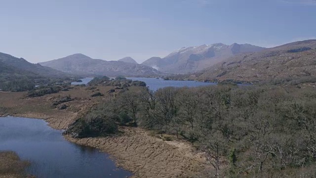 无人机拍摄的美丽的湖和山对天空视频素材