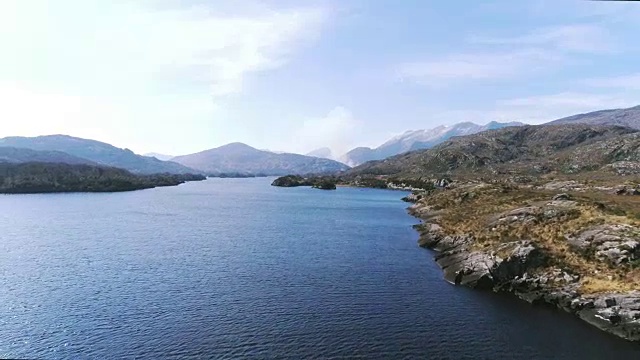 无人机拍摄的湖泊和山脉的天空视频素材