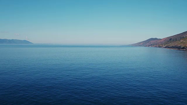 无人机拍摄的蓝天下美丽的海景视频素材