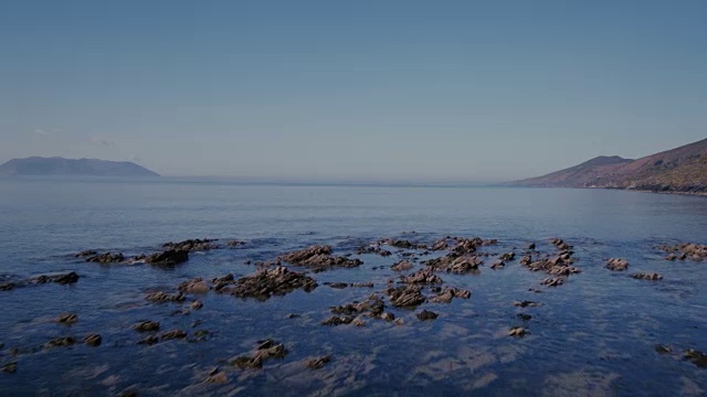 无人机广泛拍摄的平静的大海对蓝色的天空视频素材