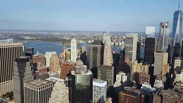 鸟瞰图曼哈顿市中心与办公大楼在纽约，美国东河岸边在阳光明媚的一天视频下载