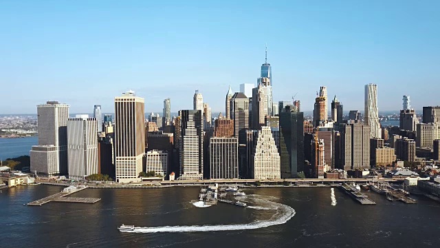 纽约市中心鸟瞰图。无人机在美国首都曼哈顿附近飞行视频素材