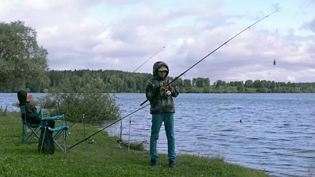 孩子在钓鱼。在湖上休息视频素材