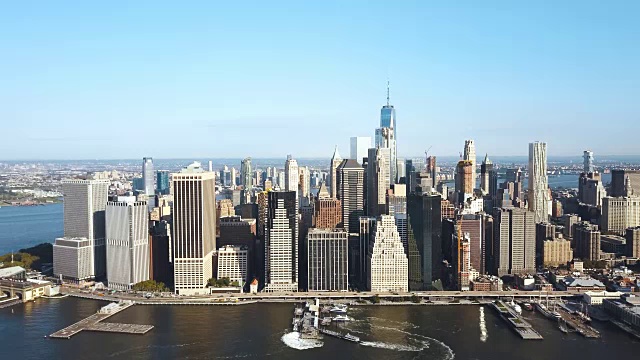 鸟瞰图曼哈顿地区在东河岸边的纽约，美国在阳光明媚的一天视频素材