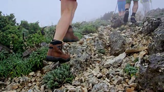 四名在雾中爬山的徒步旅行者组成的一组视频素材