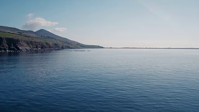无人机拍摄的海洋和山脉对天空视频素材