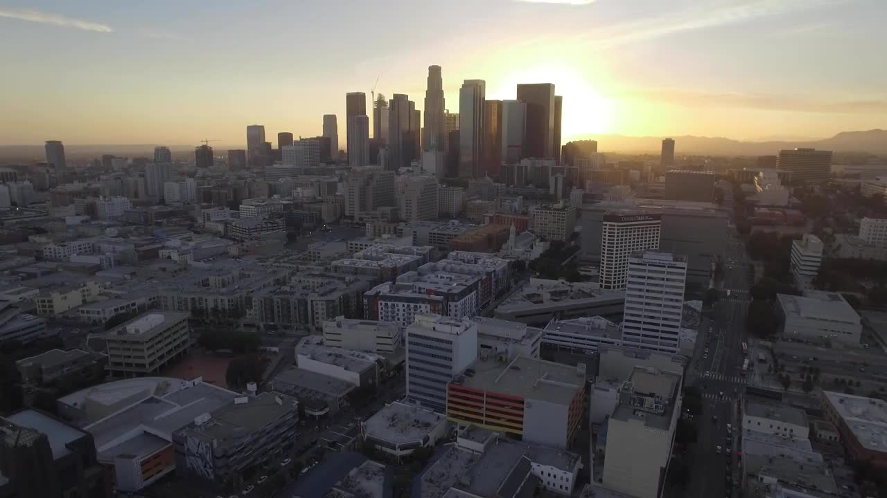日落时分从洛杉矶市区空中“飞离”视频素材