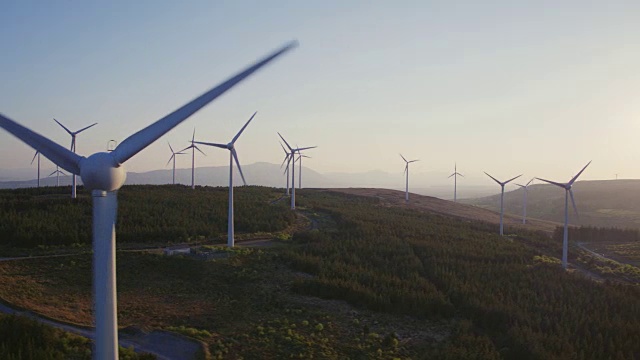无人机拍摄的风力发电机在现场视频下载