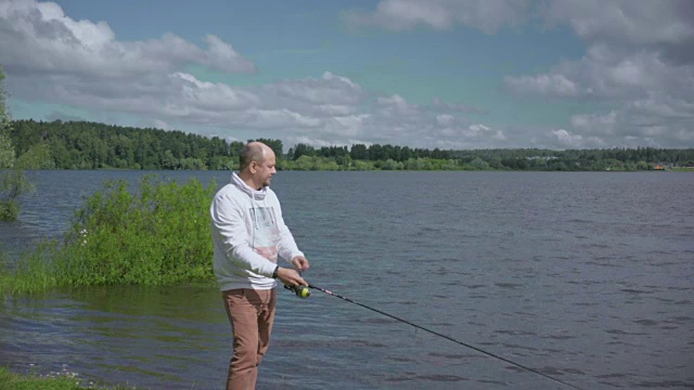 钓鱼的人。在湖上休息。视频素材